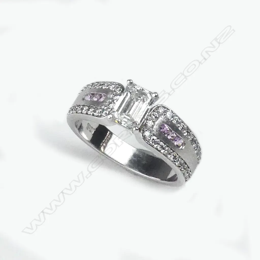A 18ct white gold and diamond ring Image 1++
