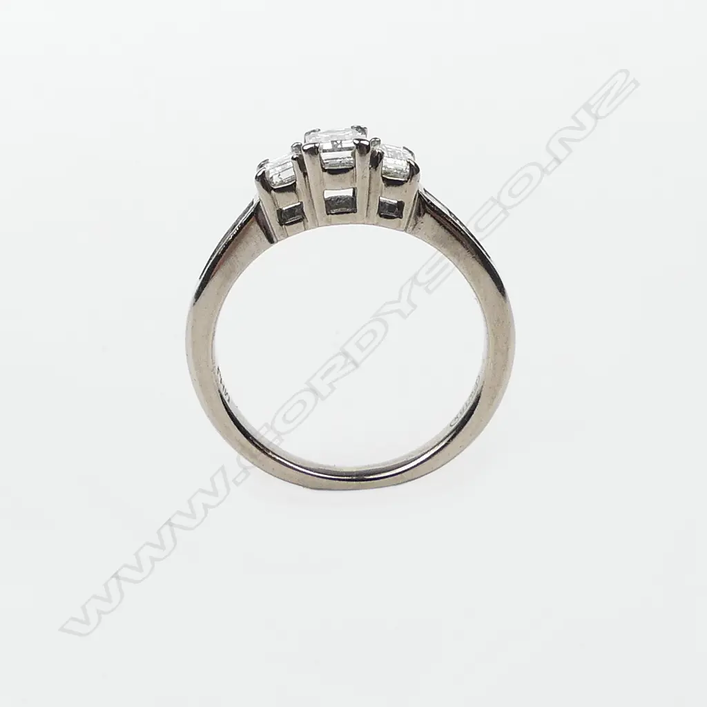 An 18ct white gold and diamond ring Image 1++