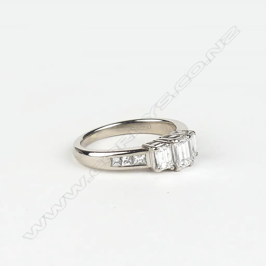 An 18ct white gold and diamond ring Image 1++