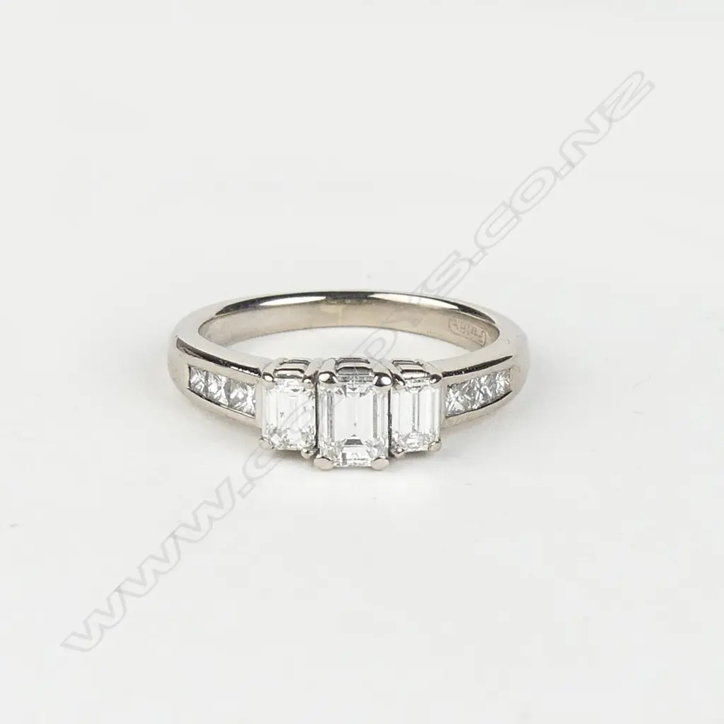 An 18ct white gold and diamond ring Image 1++