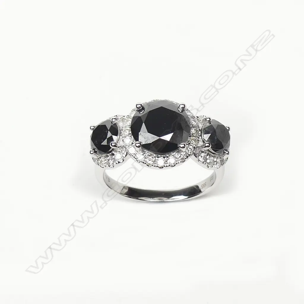 A 14ct white gold and diamond ring Image 1++