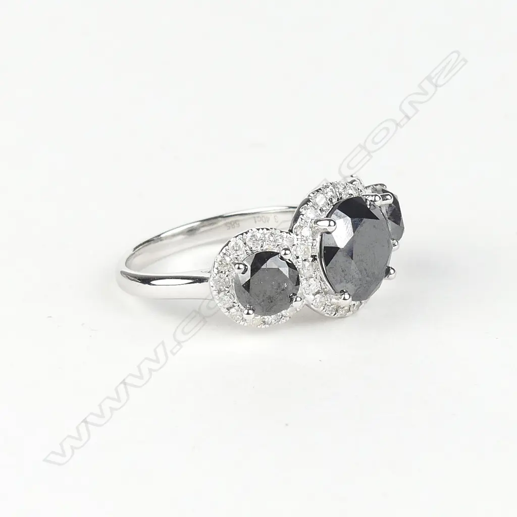 A 14ct white gold and diamond ring Image 1++