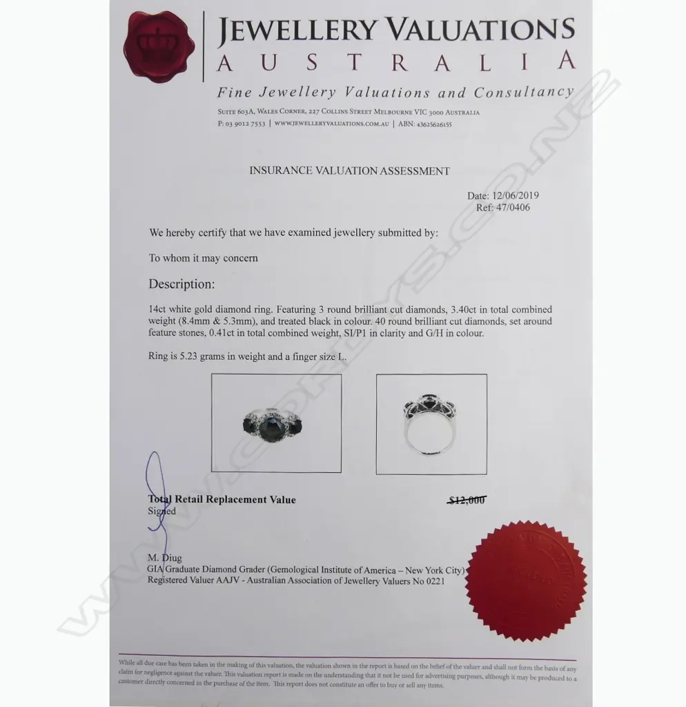 A 14ct white gold and diamond ring Image 1++
