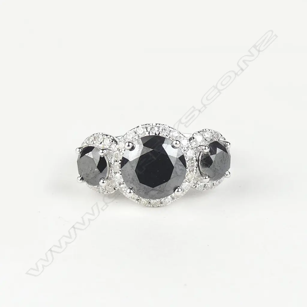 A 14ct white gold and diamond ring Image 1++