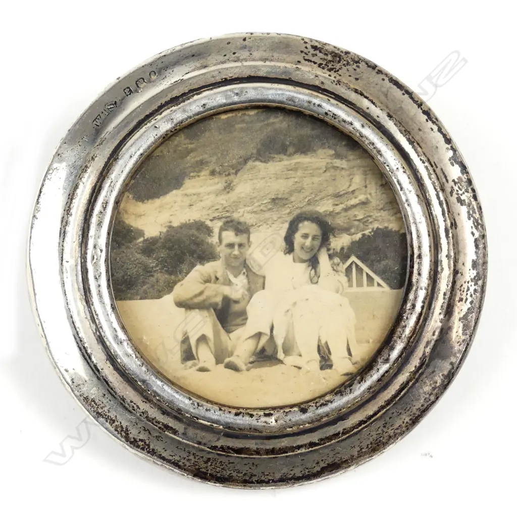 A 1920 small circular silver photo frame Image 1++