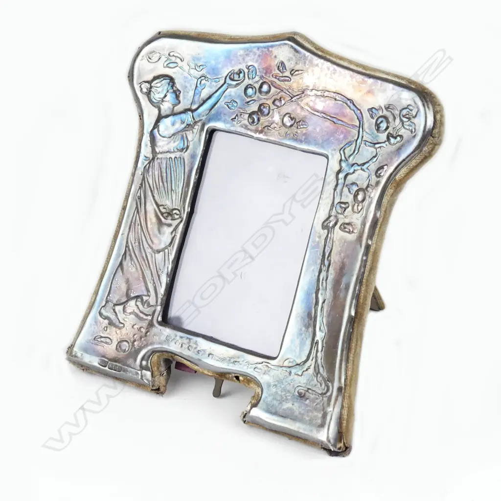 A silver Art Nouveau style photo frame Image 1++