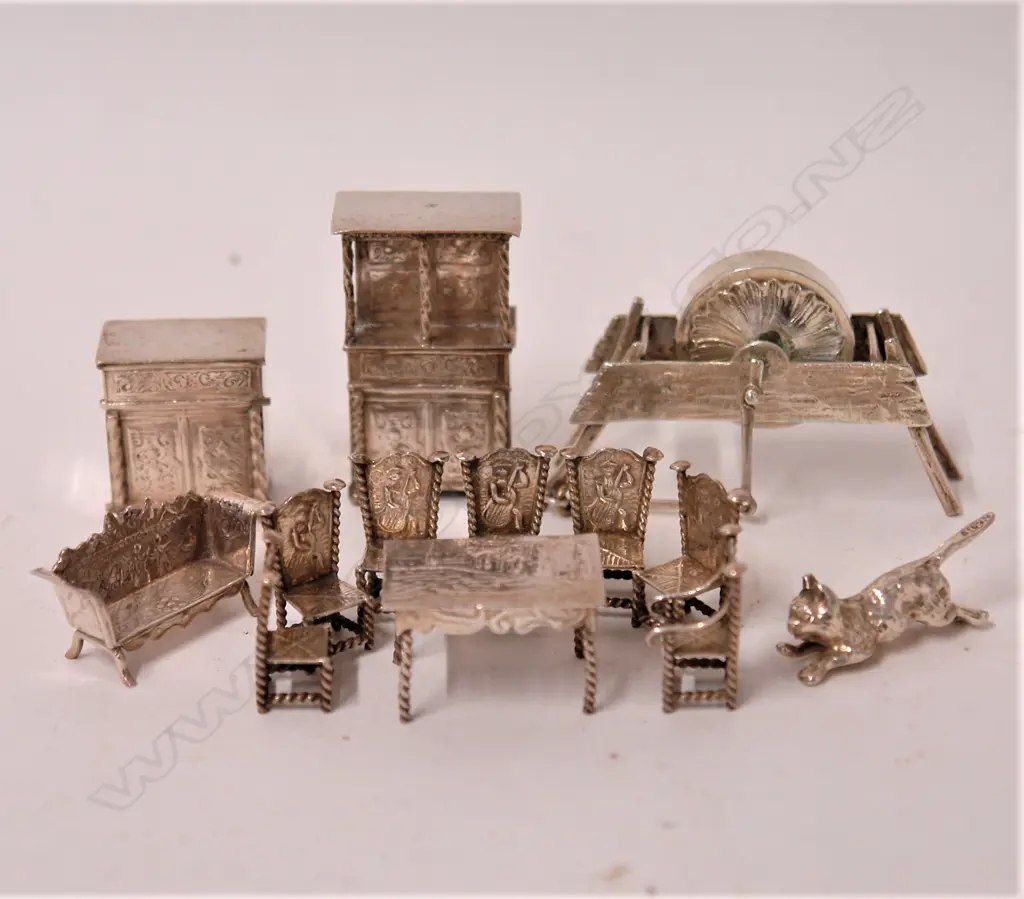 13 early 20thC European silver miniature pieces Image 1++