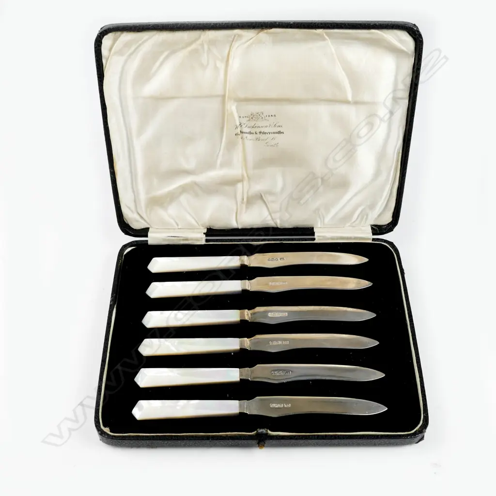A set of mother of pearl and silver fruit knives Image 1++