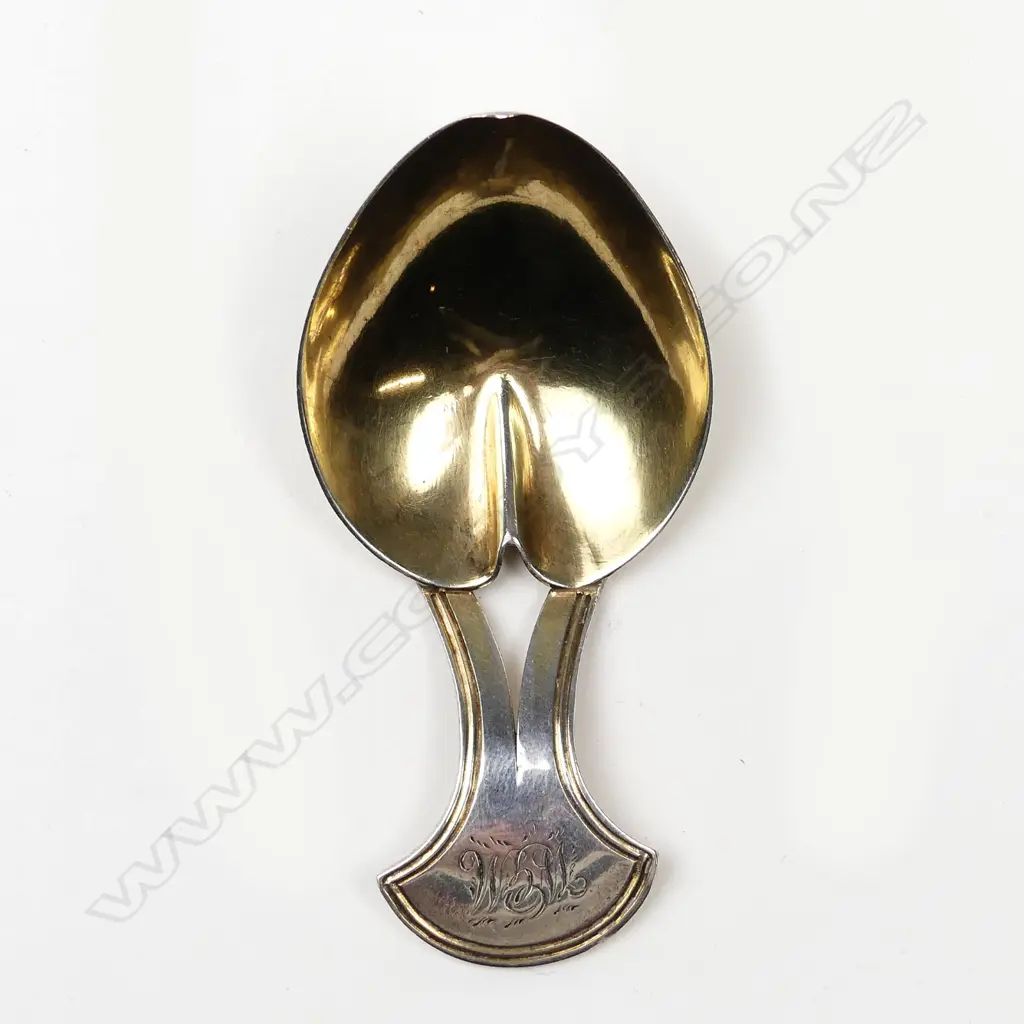 A good George III silver parcel gilt caddy spoon Image 1++