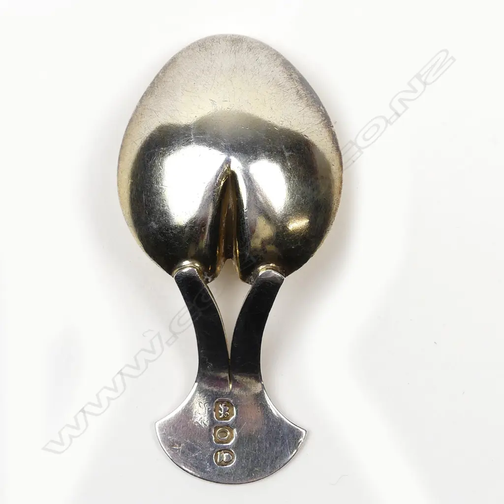 A good George III silver parcel gilt caddy spoon Image 1++