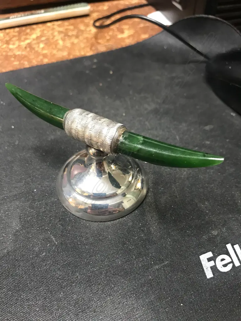 A good pair of New Zealand colonial silver and greenstone boxed knife rests Image 1++