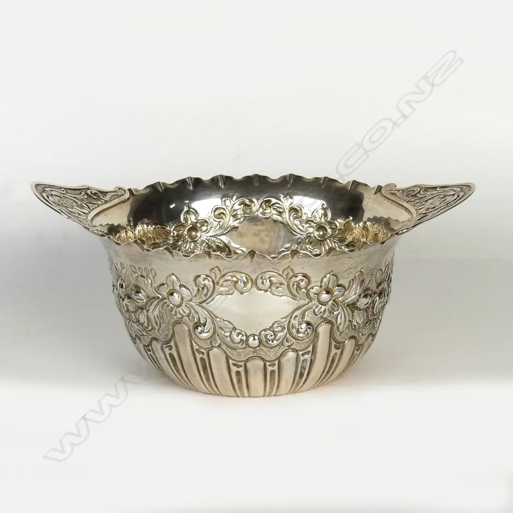 A Victorian silver sugar bowl Image 1++