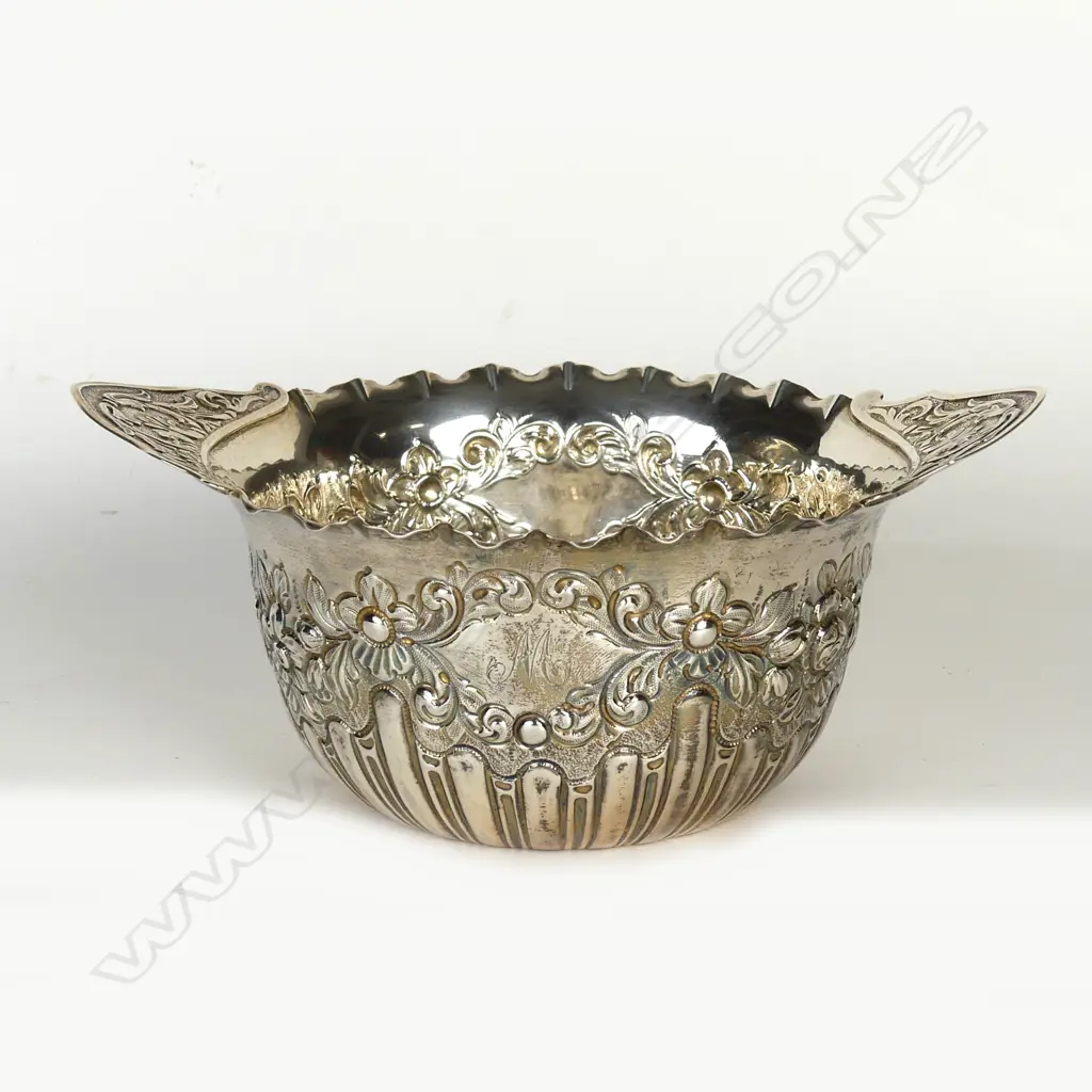 A Victorian silver sugar bowl Image 1++