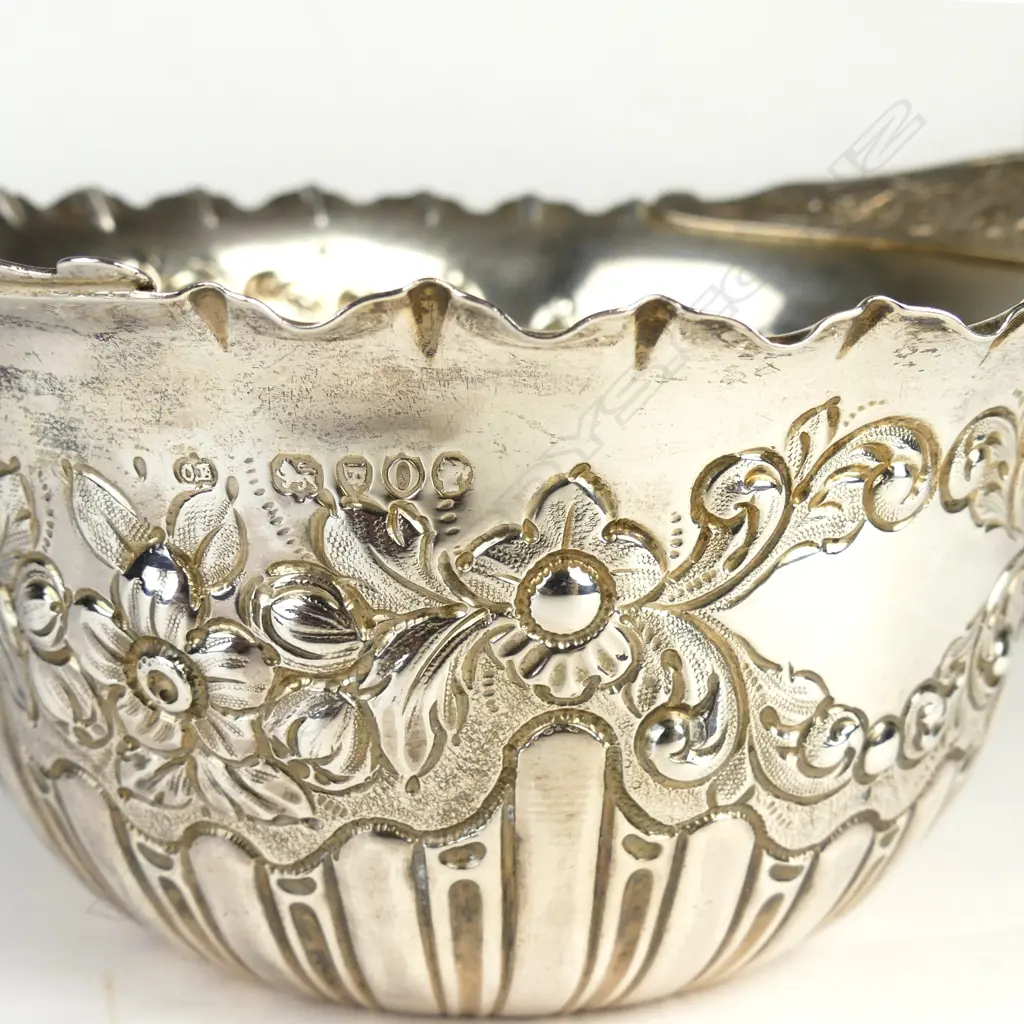 A Victorian silver sugar bowl Image 1++