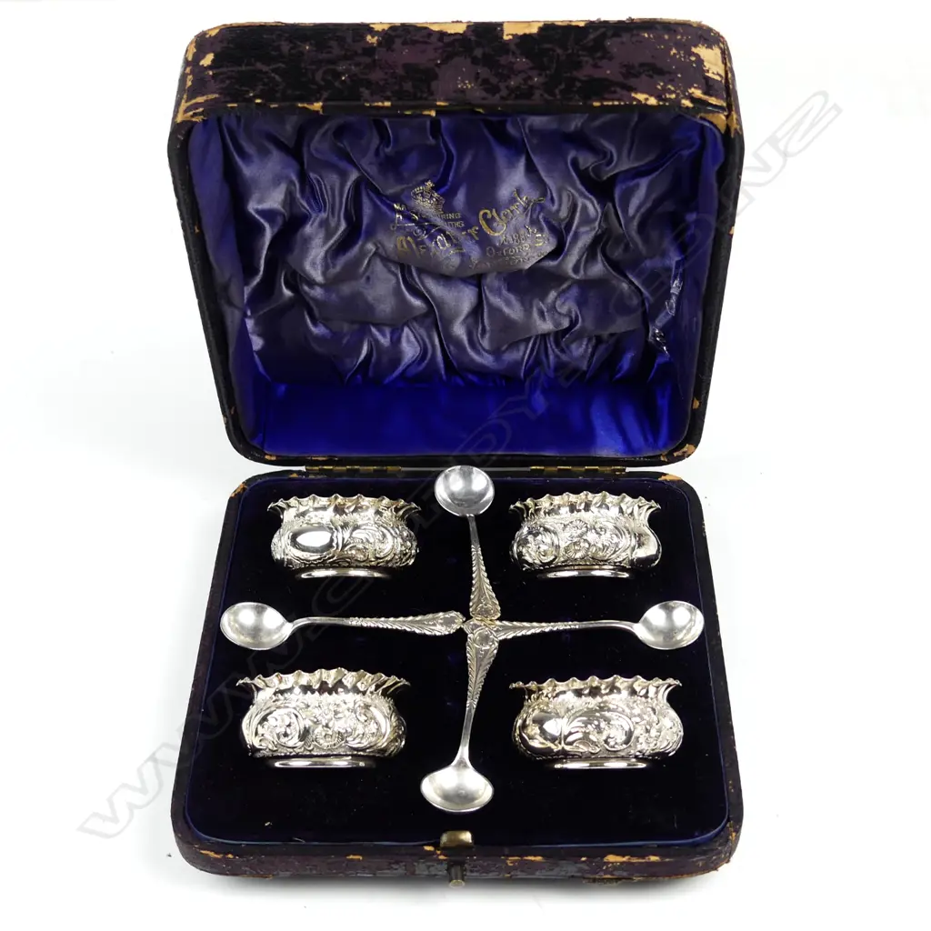 A cased set of four silver salts and spoons Image 1++