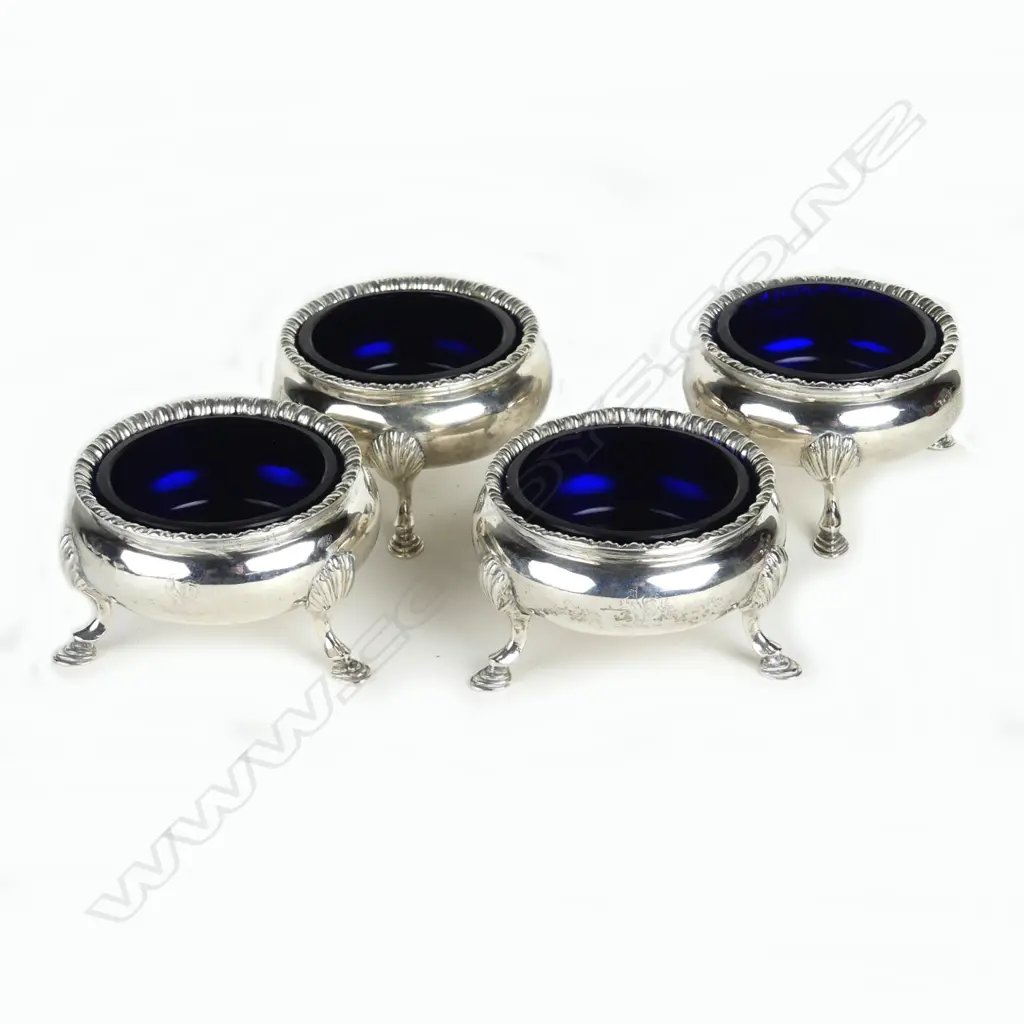 A set of four Victorian silver cauldron salts Image 1++