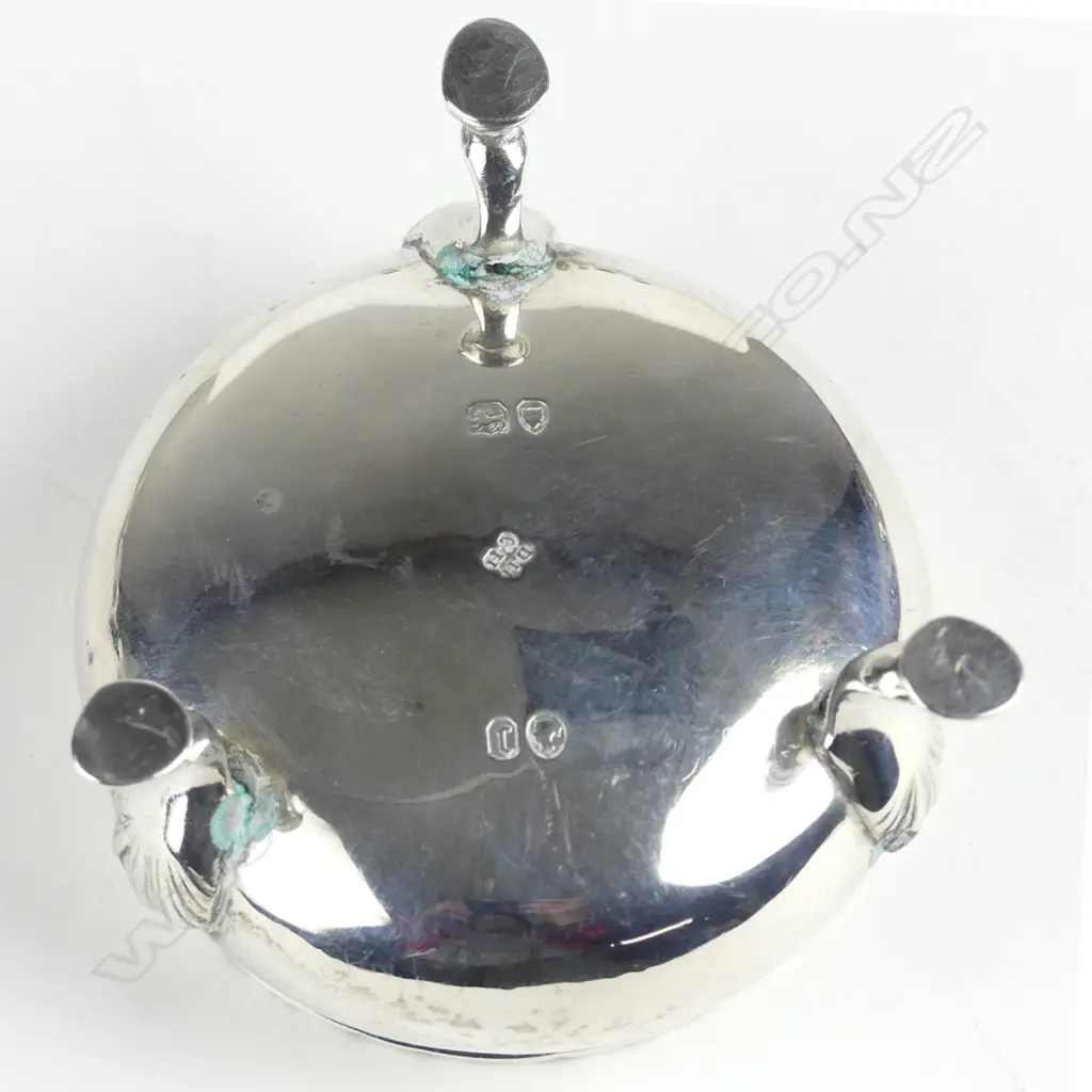 A set of four Victorian silver cauldron salts Image 1++