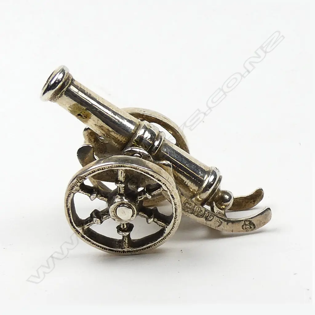 A 19thC miniature novelty silver cannon Image 1++