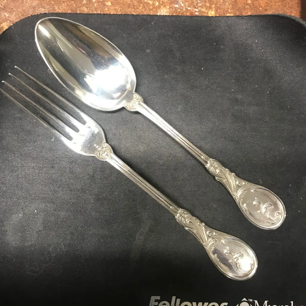A cased set of 12 French silver tablespoons and forks Image 1++