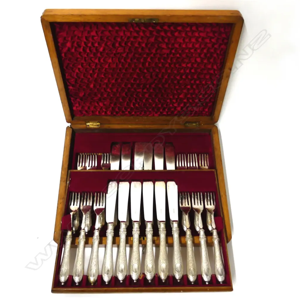 An Edwardian silver plate 12 place fish knives and forks canteen Image 1++