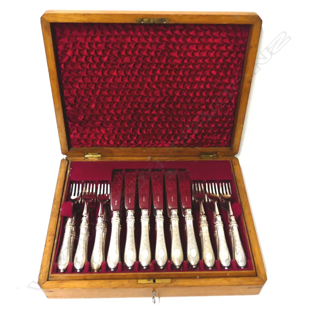 An Edwardian silver plate 12 place fish knives and forks canteen Image 1++