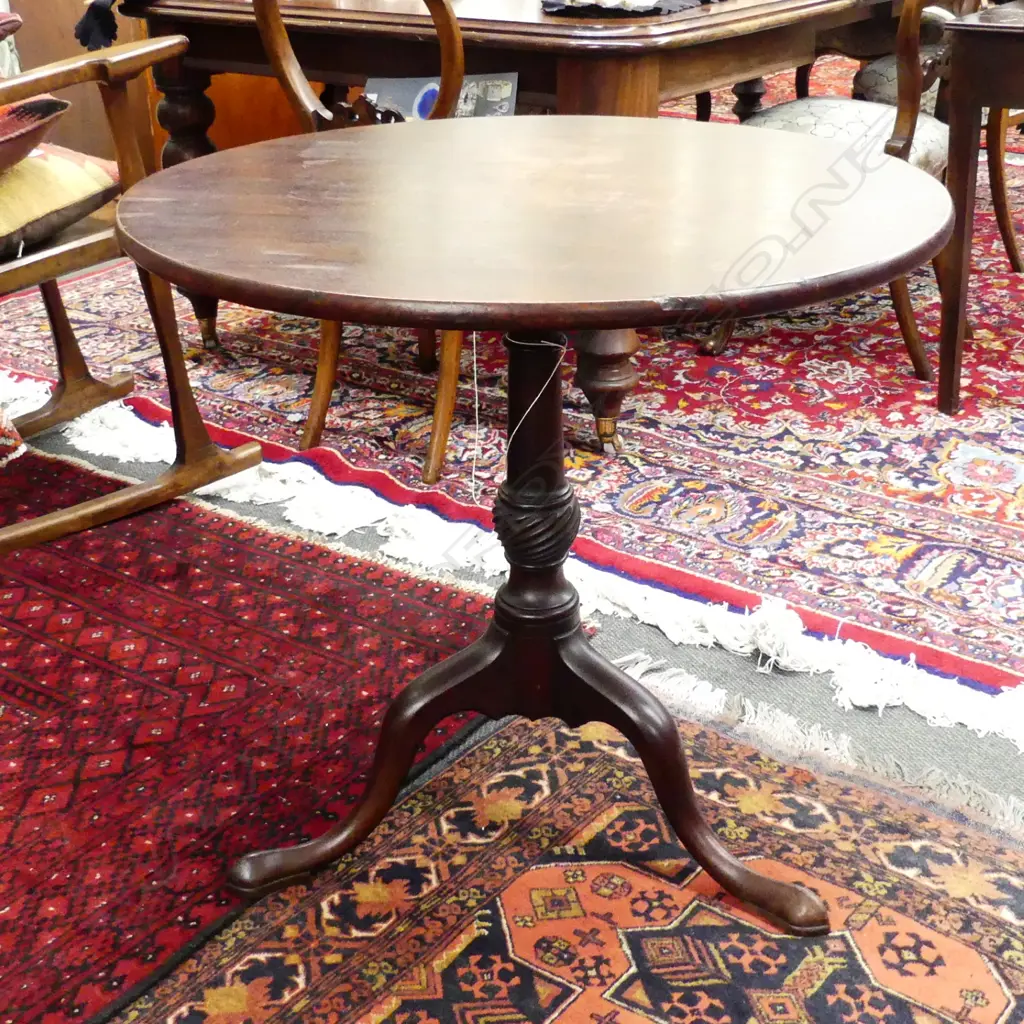A Georgian mahogany tilt-top occasional table Image 1++