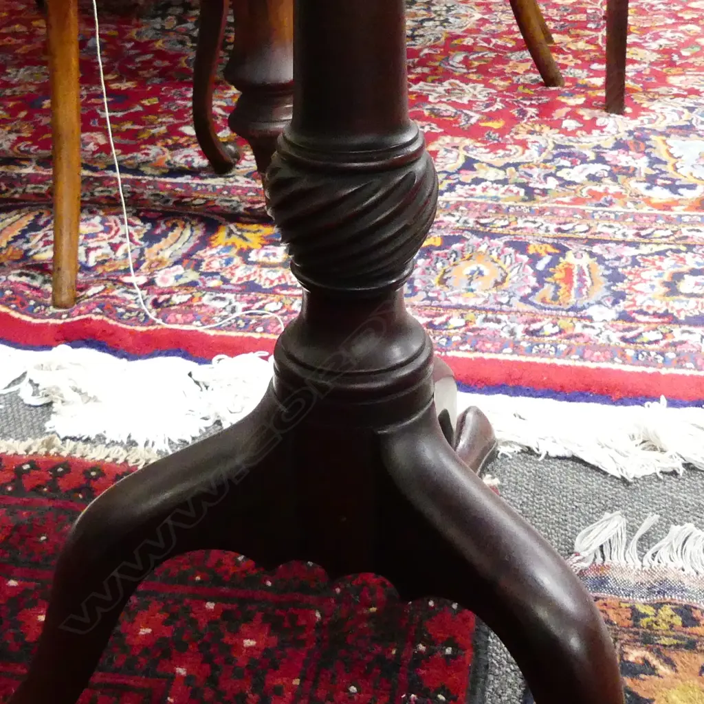 A Georgian mahogany tilt-top occasional table Image 1++