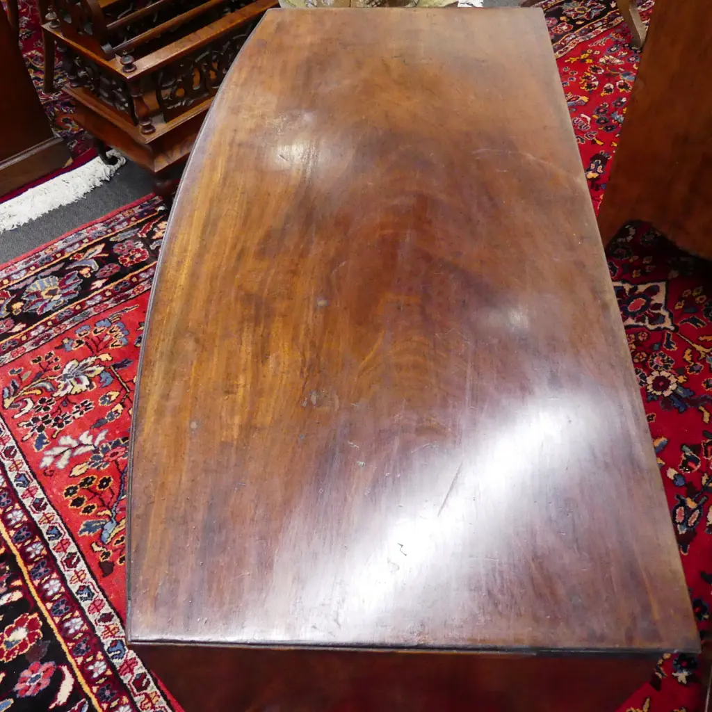 A Georgian mahogany small proportion three drawer bowfront chest Image 1++
