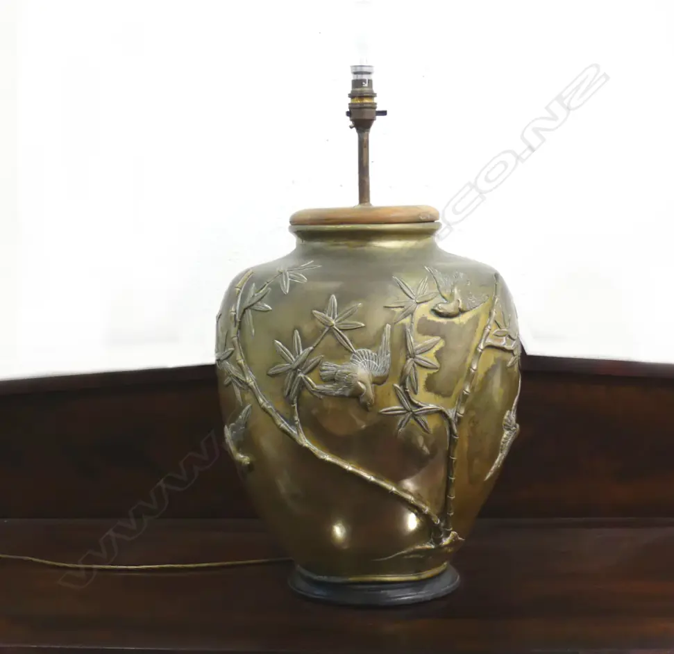 A brass table lamp Image 1++