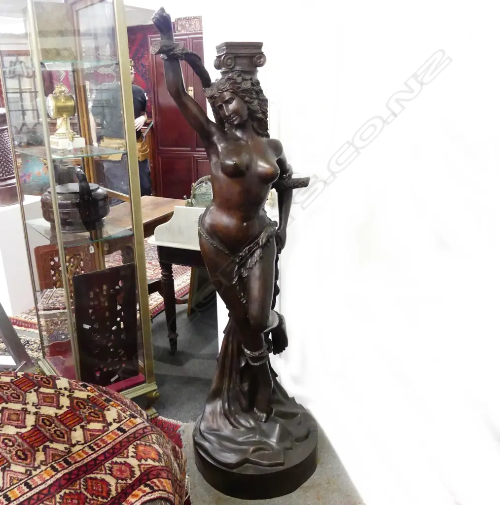 A large bronze statue Image 1++