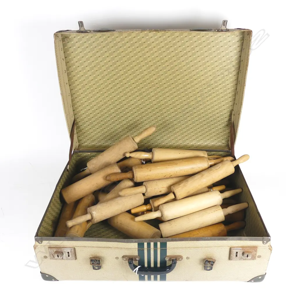 A collection of vintage rolling pins Image 1++