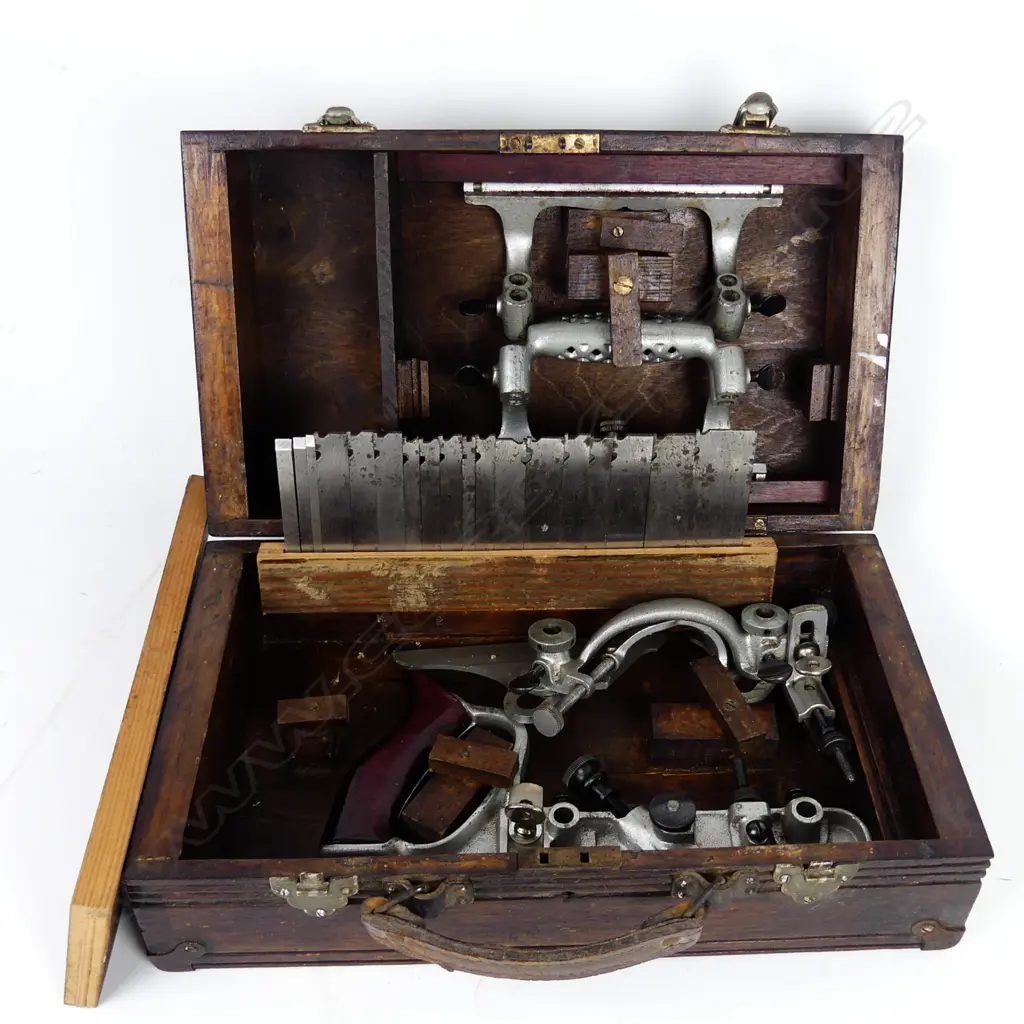 A cased Sargent moulding plane Image 1++