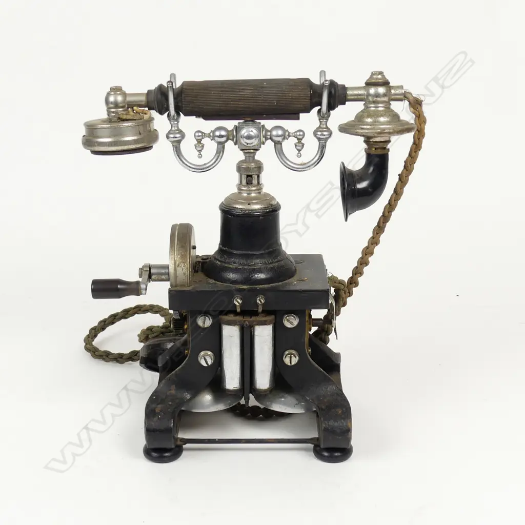 A late Victorian skeleton phone Image 1++