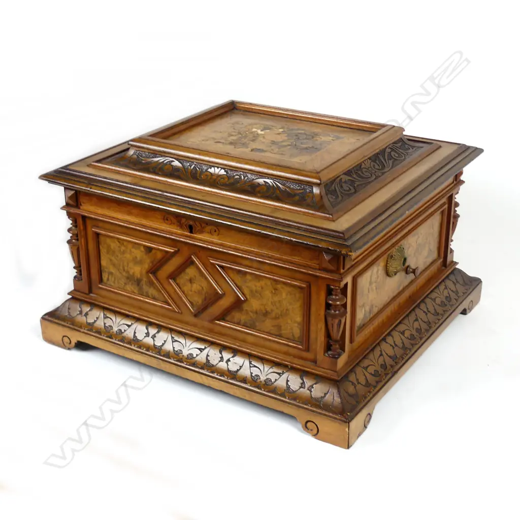 A 19thC walnut cased Polyphon Image 1++