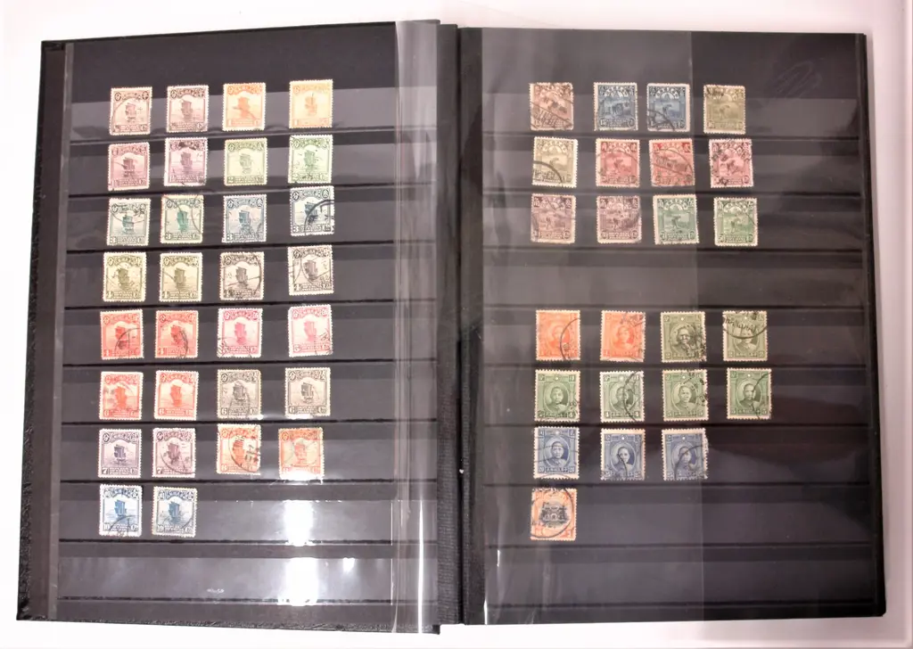 An album of older Chinese stamps Image 1++
