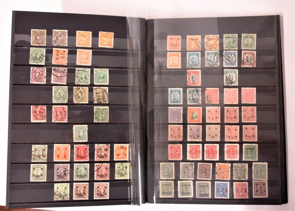 An album of older Chinese stamps Image 1++