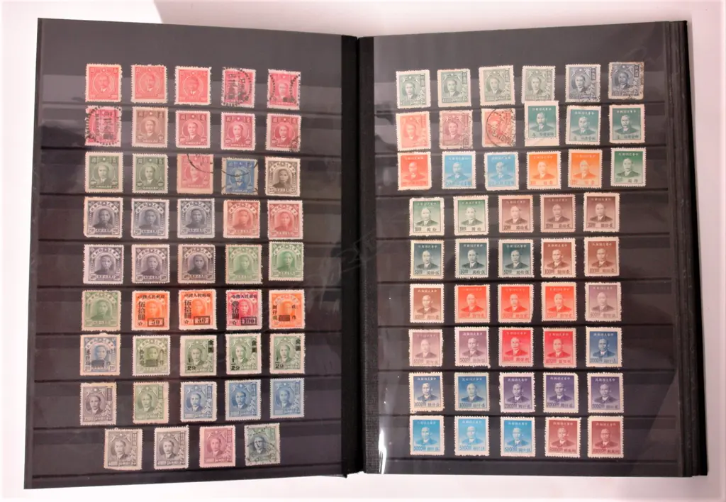 An album of older Chinese stamps Image 1++