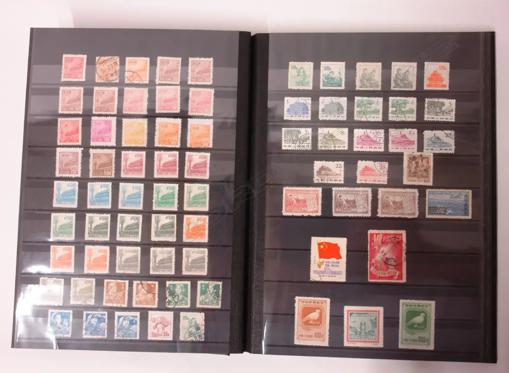 An album of older Chinese stamps Image 1++