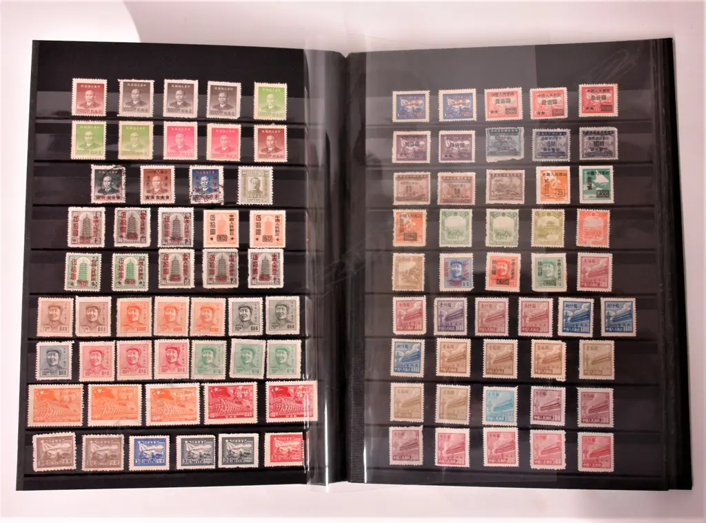 An album of older Chinese stamps Image 1++