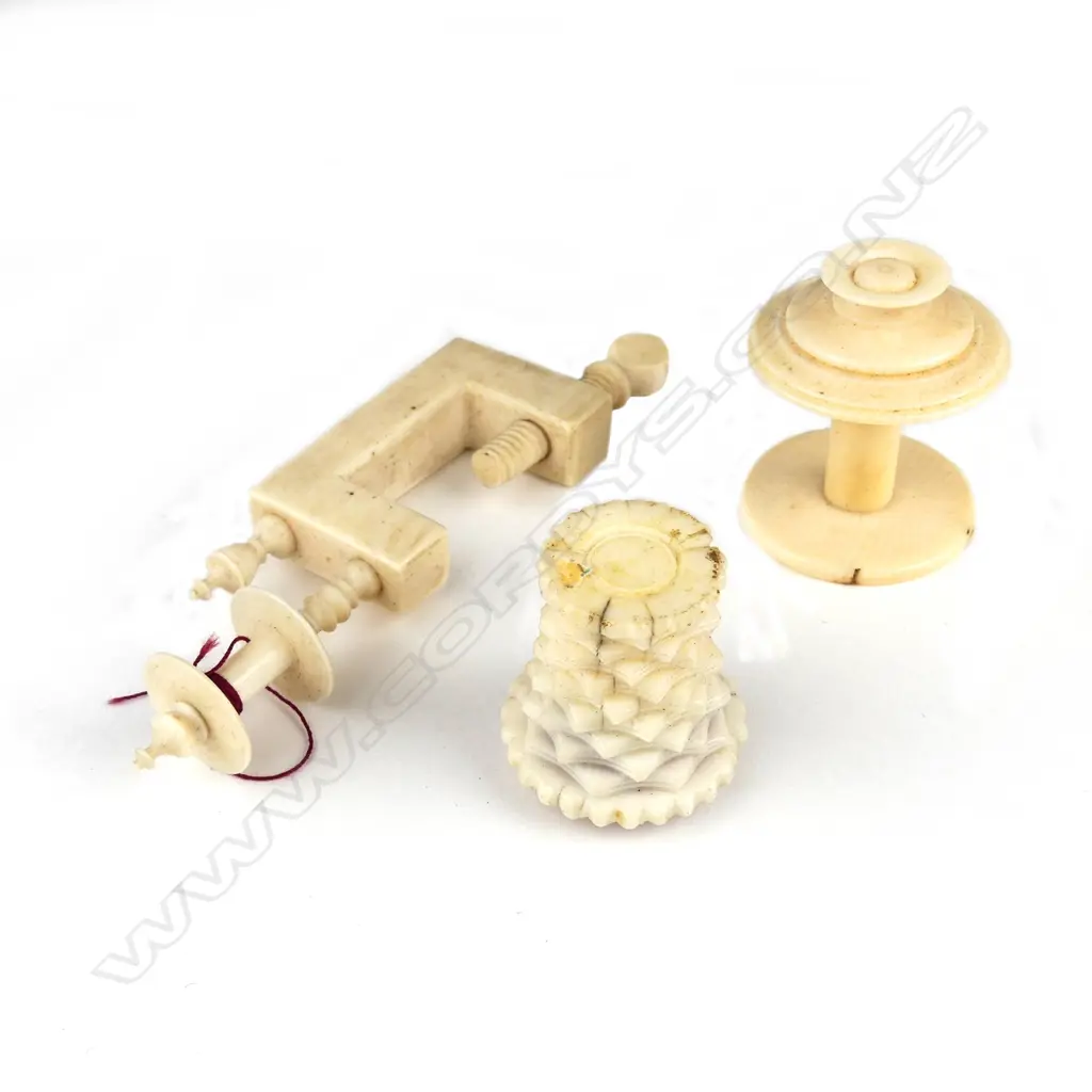 Three vintage ivory and bone sewing items Image 1++
