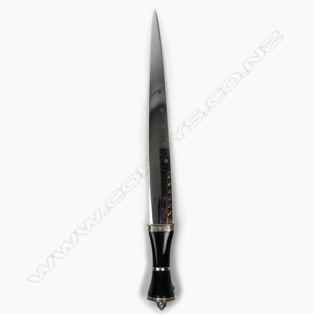 A quality modern silver shagreen and horn mounted Scottish dirk Image 1++