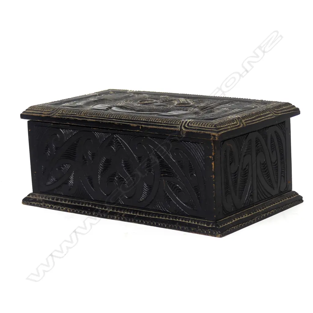 An early 20thC Maori carved trinket box Image 1++