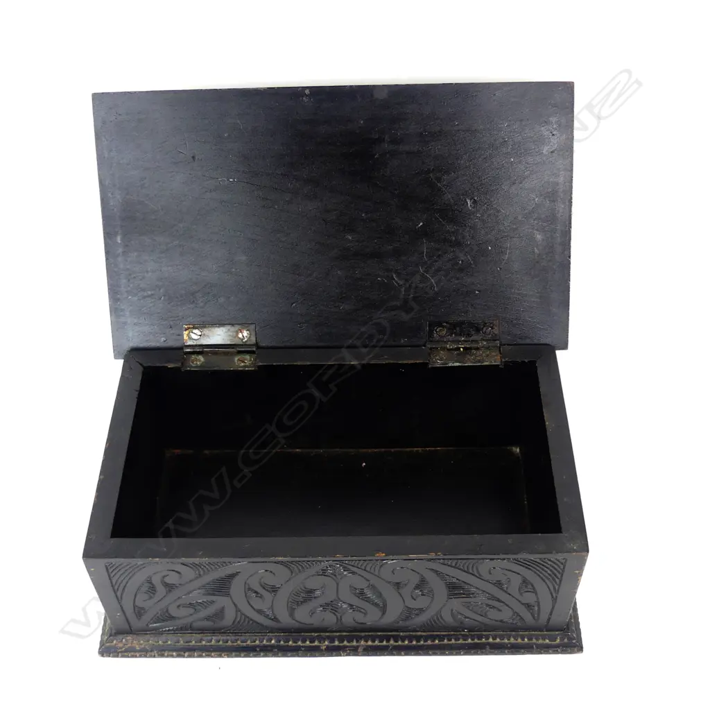 An early 20thC Maori carved trinket box Image 1++