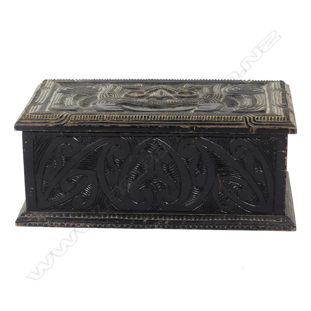 An early 20thC Maori carved trinket box Image 1++