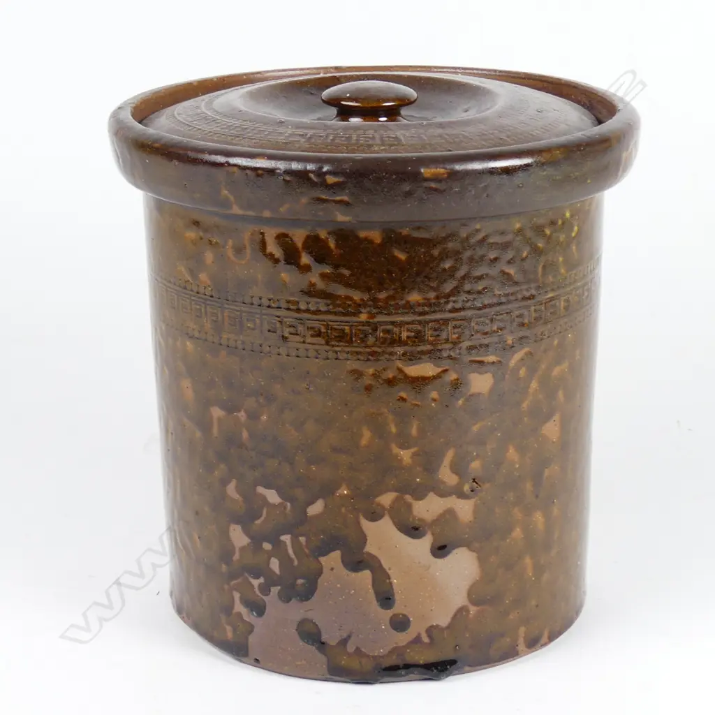 A Luke Adams lidded crock Image 1++