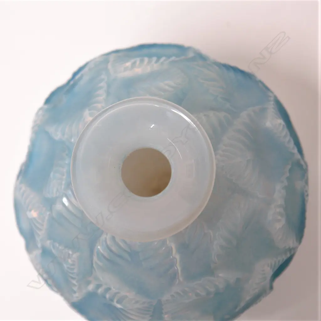 A René Lalique opalescent blue stained 'Ormeaux' vase Image 1++