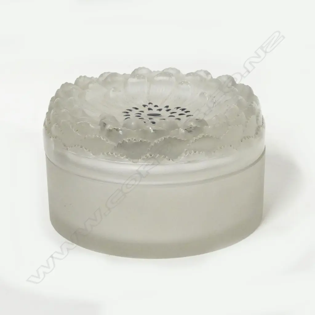 A Lalique powder bowl Image 1++