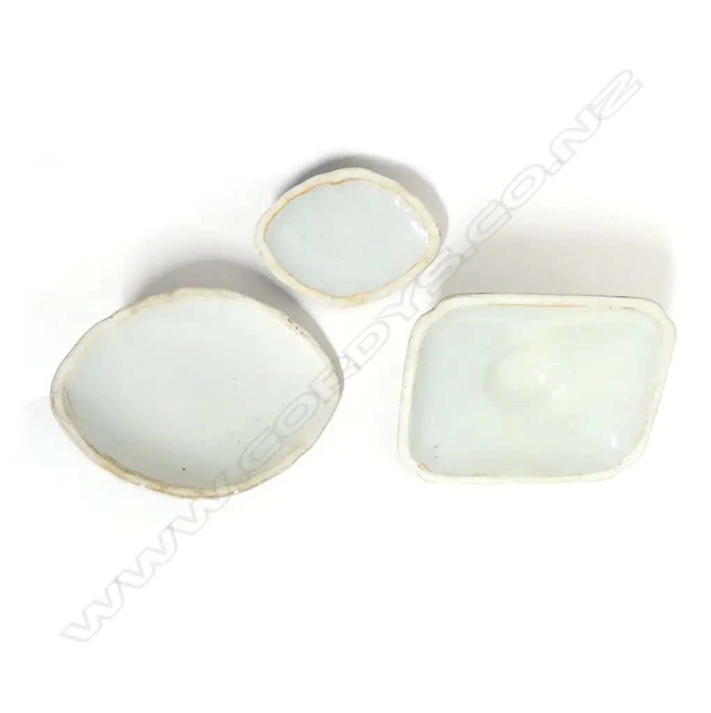 Three 19thC Chinese blue and white export porcelain tureen lids Image 1++