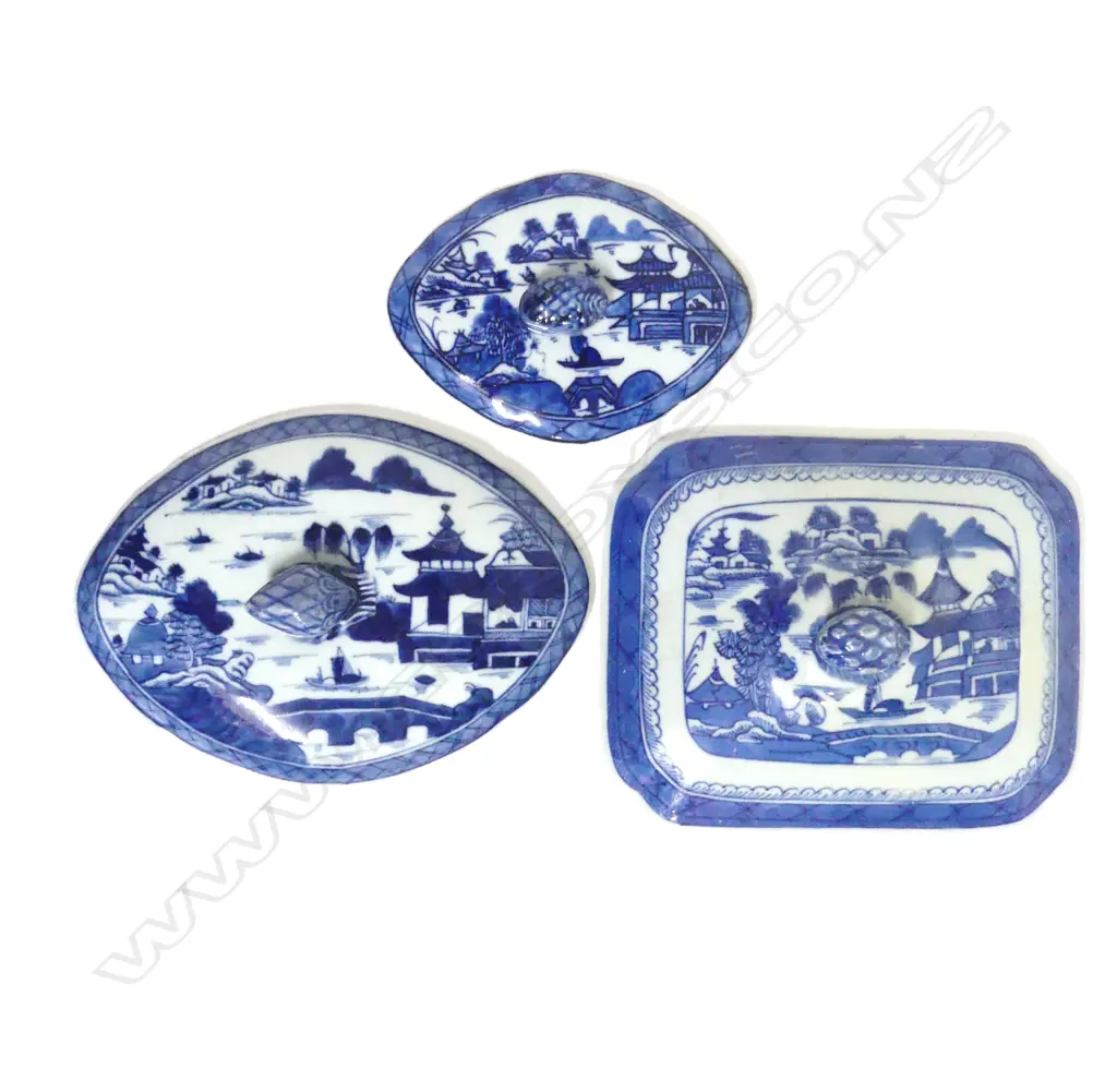 Three 19thC Chinese blue and white export porcelain tureen lids Image 1++