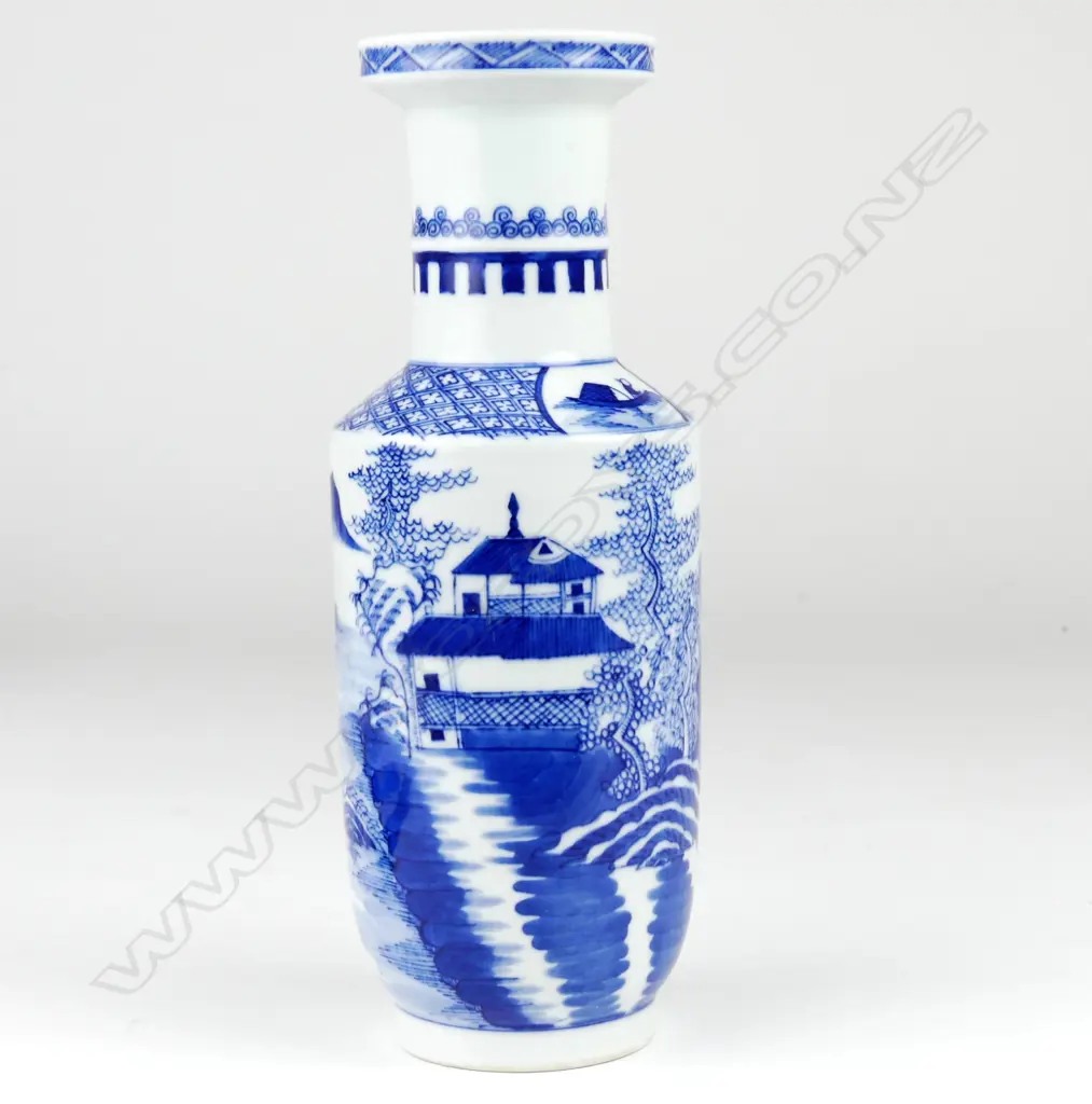 A Chinese Kangxi style vase Image 1++